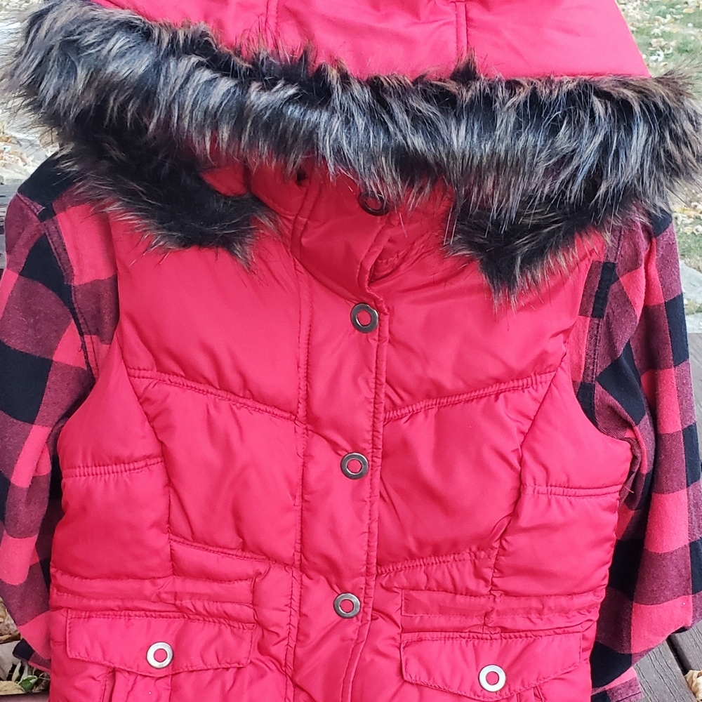 Faded Glory Red Vest w/Black Faux Fur hood, 4 pockets, snaps & zips NWOT - Picture 7 of 12